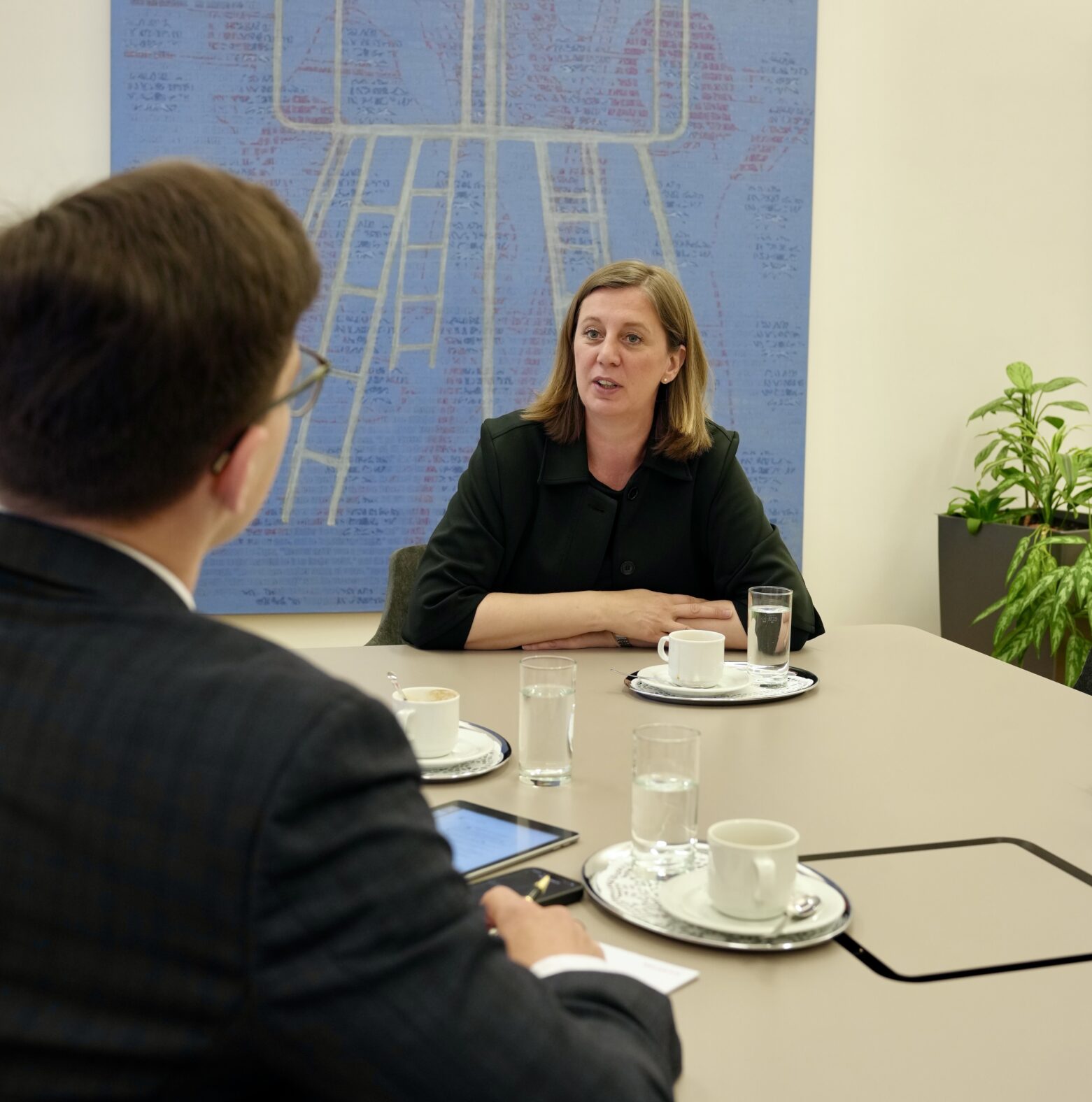 „Wir müssen aber mehr als 2 Mrd. Euro einsparen“, betont Finanzstaatssekretärin Barbara Eibinger-Miedl im Interview mit Selektiv © BMF/Schönleitner